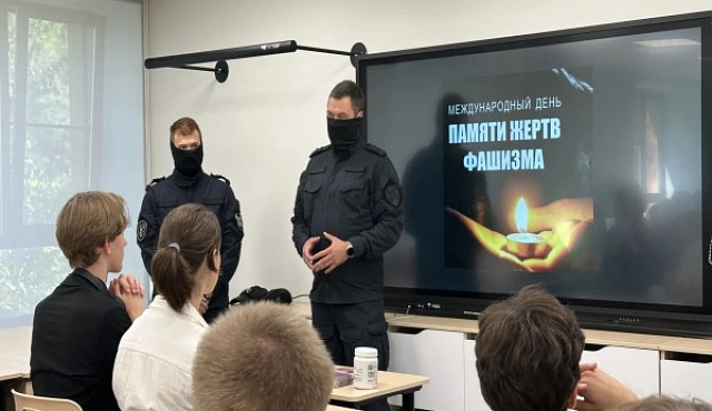 Сотрудники ОМОН «Авангард» столичного главка Росгвардии провели урок мужества в одной из московских школ